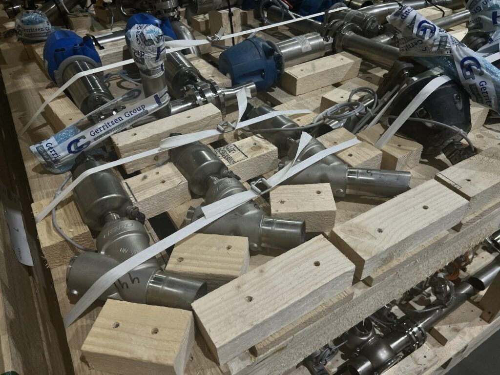 Packing of small parts of machines on a custom crate. 